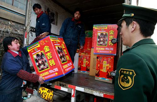 上海消防部门查获非法烟花1042箱