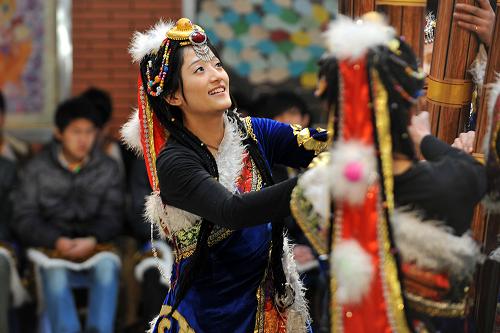 藏族学子载歌载舞欢度藏历新年