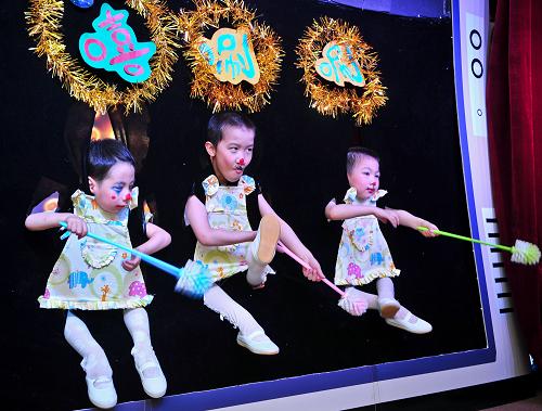 天津孤残儿童用歌舞回赠社会爱心人士