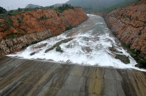 河北:防汛形势严峻 部分水库提闸放水
