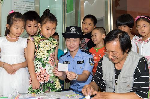 天津滨海公安联手社区成立新市民服务中心