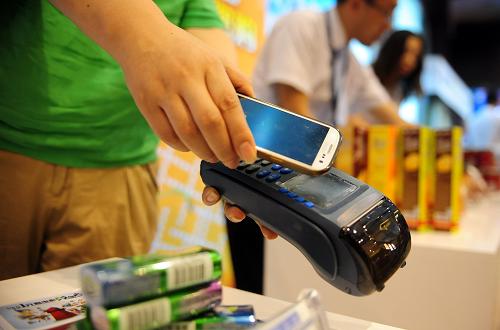 甘肃首张手机支付银行卡上市 开启手机支付时