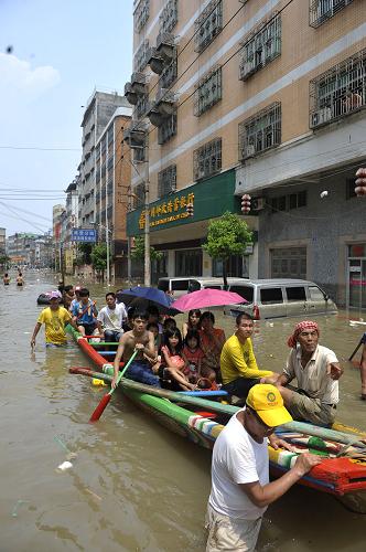 广东汕头被洪水围困群众积极自救