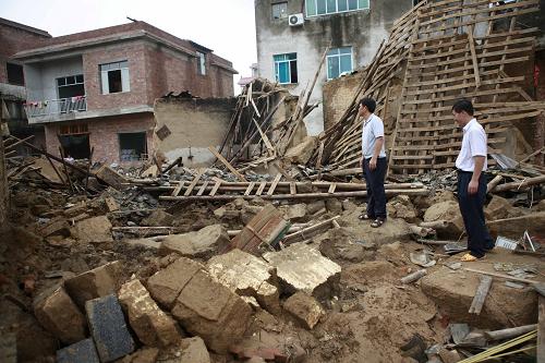 8月20日,广西来宾市象州县工作人员在核查因灾倒塌的民房.图片