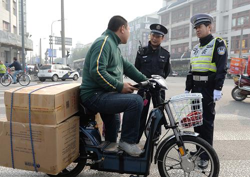 上海警方开展非机动车整治行动