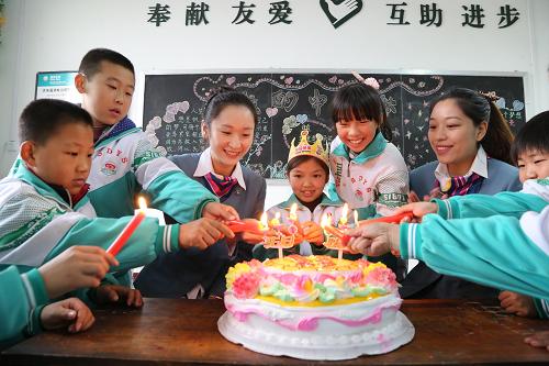 国网公司志愿者为留守儿童过生日