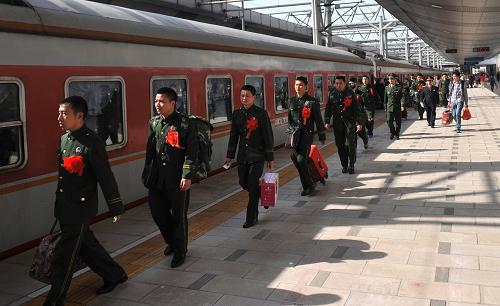 武警云南边防总队的退伍老兵在昆明火车站