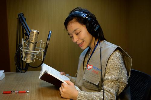 12月25日,盲人文化志愿者张丽媛在中国盲文图书馆为盲人录制有声读物。新华社记者 李鑫 摄
