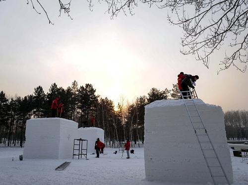 首届全国大学生雪雕比赛在哈尔滨开铲
