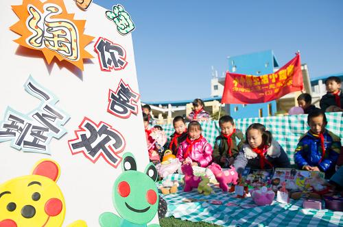 12月27日,绿怡小学学生在"淘宝节"上摆地摊.新华社记者 杜宇 摄