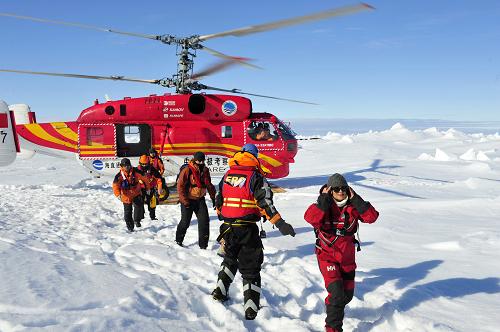 雪鹰12直升机成功援救俄罗斯船只被困人员