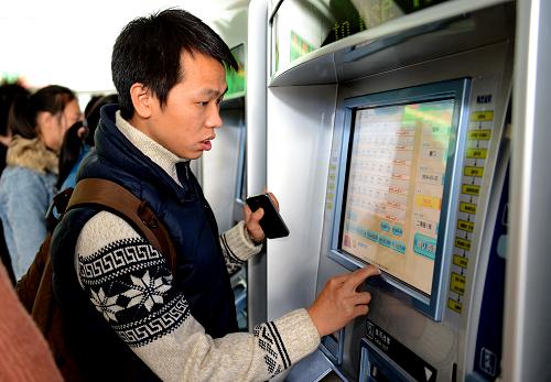 福州火车站:迎春运增设自助售票机