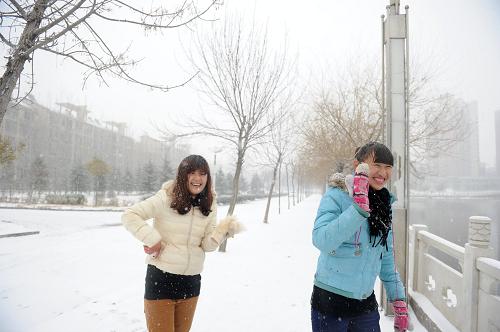 河南 刘军喜/2月5日，在河南省睢县，两名女孩在雪中玩耍。新华社记者刘军喜...
