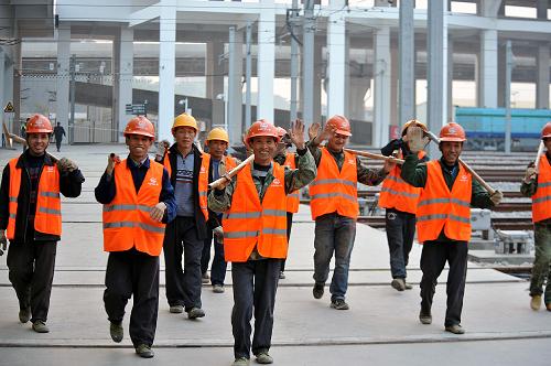 1月15日,中铁一局建安公司的工人在深圳地铁2号线蛇口西车辆段工地上