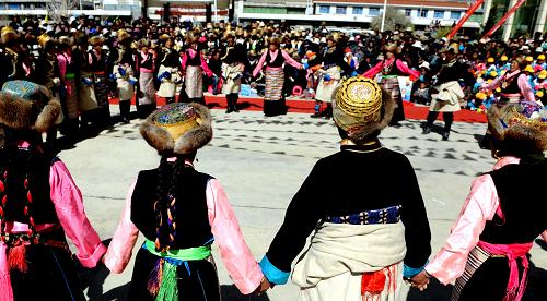 3月26日,西藏扎囊县农牧民在表演"果谐"(圆圈舞)._三利网 3月26日,西藏扎囊县扎囊镇农民旺珍准备参加藏戏表演。当天,西藏扎囊县各乡镇农牧民穿着节日盛装,表演藏戏、卓舞、果谐(圆圈舞),喜迎百万农奴解放纪念日。2009年1月19日,西藏自治区九届人大二次会议投票决定,将每年的3月28日设为百万农奴解放纪念日。新华社记者 索朗罗布 摄 3月26日,西藏扎囊县扎囊镇农牧民在表演藏戏《吉祥颂》。新华社记者 索朗罗布 摄 3月26日,西藏扎囊县农牧民在表演果谐(圆圈舞)。新华社记者 索朗罗布 摄 3月2