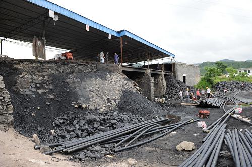 贵州省平塘县一煤矿发生透水事故21人被困井