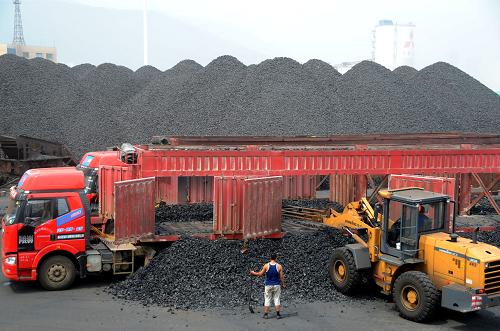 7月10日,车辆在连云港港口煤炭码头转运电煤。