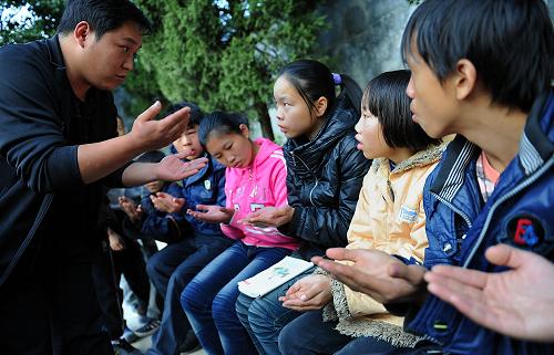 11月11日,湖北省宣恩县特殊教育学校的老师在