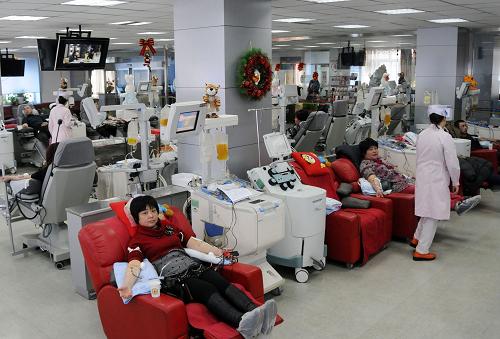 市民在哈尔滨市红十字中心血站捐献血小板。新华社记者 王凯 摄