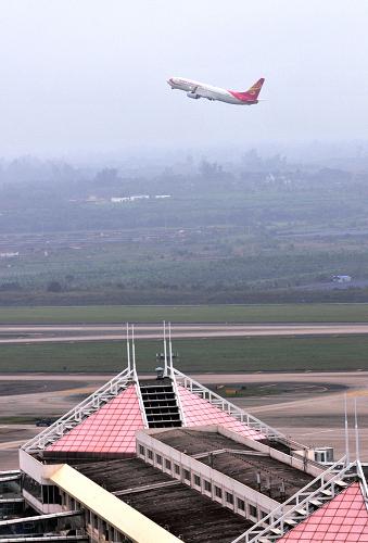 一架海南航空公司飞机从海口美兰机场起飞出岛(2月5日摄)._底特网 一架海南航空公司飞机从海口美兰机场起飞出岛(2月5日摄)。国家发改委日前发文同意实施海口美兰国际机场二期扩建工程。据介绍,海口美兰国际机场二期扩建工程按照2020年旅客流量3000万人次、货邮吞吐量30万吨的目标设计,主要包括一条长3600米的跑道和相应的滑行道系统;新建29万平方米的航站楼和相配套的停机位、停车楼、航空加油站等设施。新华社发(潘华清 摄) 民航海南空管分局塔台管制员在海口美兰机场指挥起飞(2月5日摄)。新华社