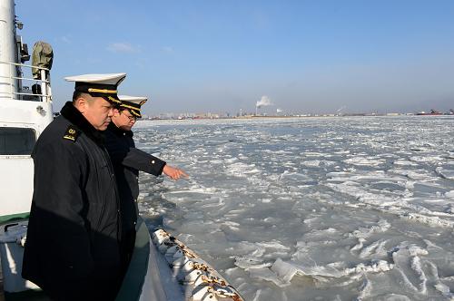 1月24日,秦皇岛海事局的工作人员在秦皇岛海域