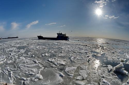 渤海湾冰情进一步加重 辽东湾连续拉响海冰蓝