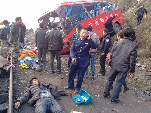 四川古蔺县一大客车侧翻致7死22伤