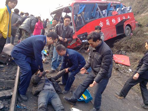 四川古蔺县一大客车侧翻致7死22伤