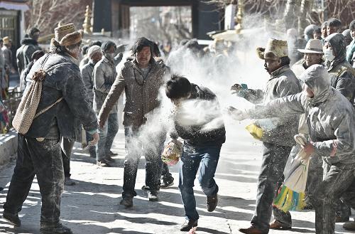    2月25日,日喀则江孜县的群众在白居寺广场