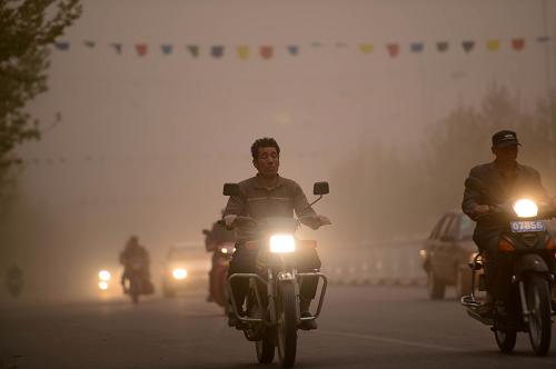 新疆南疆喀什等地遭遇沙尘暴袭击