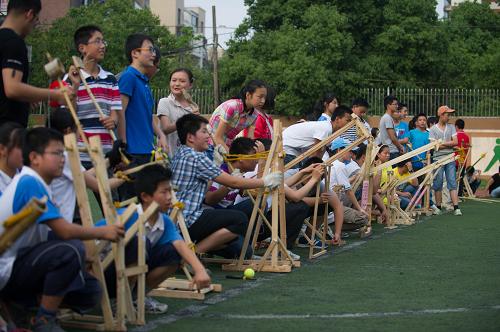     5月23日,小队员们将制作完成的各式"投石器"