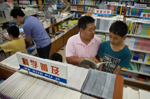 段振忠(右二)向孤儿阮璐辉讲述读书的重要性。