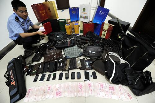 南京警方破获一起盗窃车内财物串案