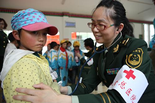 7月12日,武警总医院医疗专家在给西藏林芝八一爱民学校的学生做先心病检查。当日,中国红十字基金会天使阳光基金与武警总医院在西藏林芝地区开展“救心”活动。医疗专家对当地300余名14周岁以下的儿童开展先天性心脏病筛查。未来几天,专家们将走访林芝地区10个乡,并将把符合救治条件的患儿送往北京进行免费救治。新华社发(刘长龙 摄)
