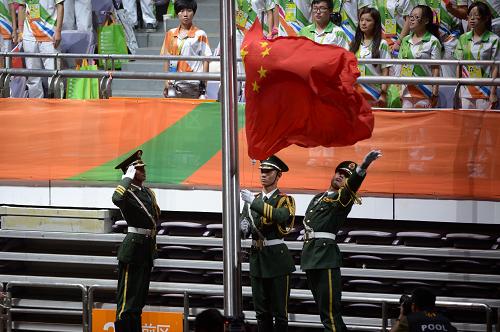 8月24日,中华人民共和国国旗在闭幕式上升起。新华社记者 周密 摄