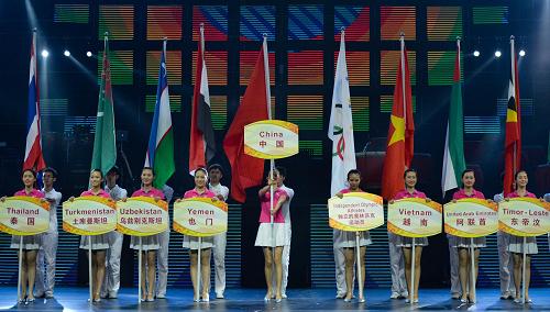 8月24日,参赛代表团旗帜入场。新华社记者 李响 摄