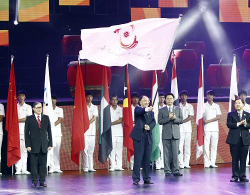 8月24日,中国奥委会主席、国家体育总局局长刘鹏在闭幕式上挥舞亚奥理事会会旗。新华社记者 丁旭 摄