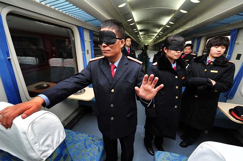 银川火车站:模拟残疾人乘车 加强服务意识