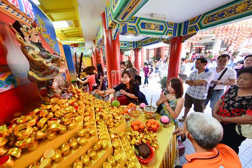马来西亚华人大年初五祭财神