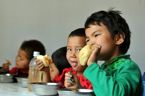新疆孩子吃上免费午餐