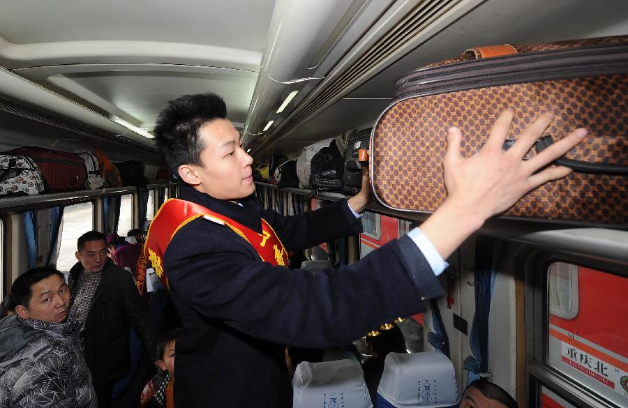 1月26日,重庆客运段的青年志愿者在重庆开往北京的t10次列车上为