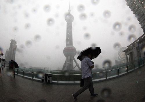 上海发出最高等级暴雨警报