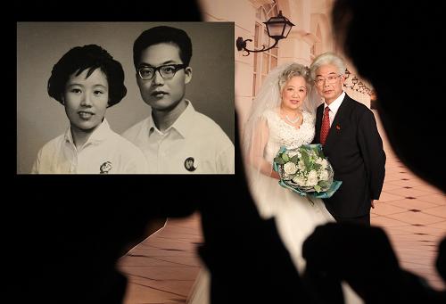 BG真人APP新老结婚纪念照见证时代变迁(图1)