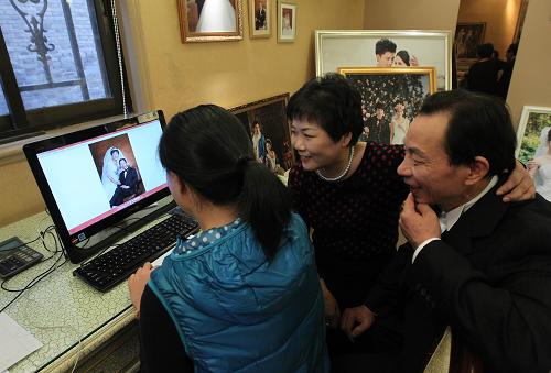 BG真人APP新老结婚纪念照见证时代变迁(图2)