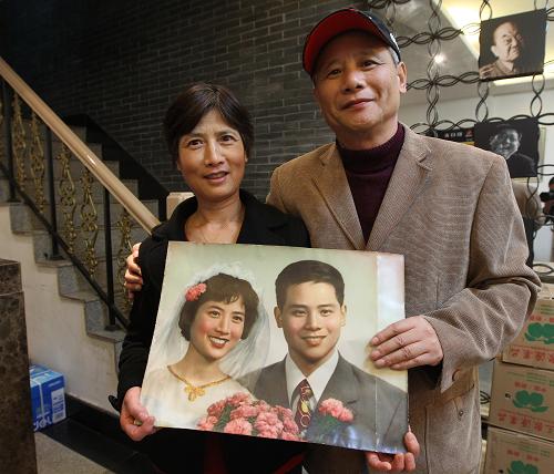 BG真人APP新老结婚纪念照见证时代变迁(图3)