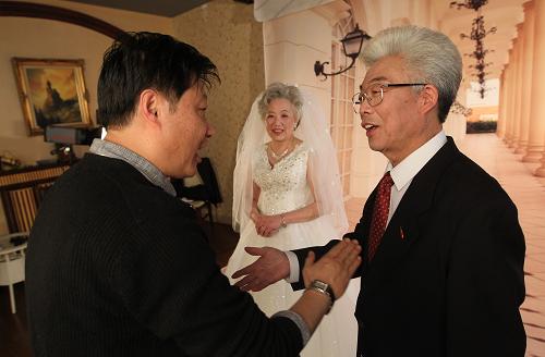 BG真人APP新老结婚纪念照见证时代变迁(图4)