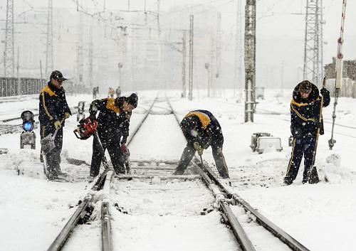 乌鲁木齐降暴雪 铁路工人加紧清雪保运行