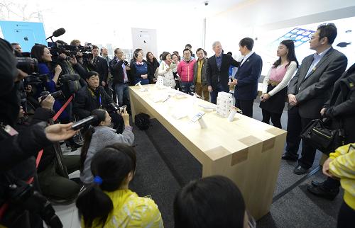 1月17日,在北京金融街中国移动营业厅,中国移动董事长奚国华(右三)和苹果公司CEO蒂姆·库克(右四)出席中国移动4G版iPhone发售仪式。当日,中国移动4G版iPhone开始发售。新华社记者 戚恒 摄