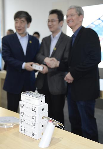 1月17日,在北京金融街中国移动营业厅,中国移动董事长奚国华(左一)和苹果公司CEO蒂姆·库克(右一)出席中国移动4G版iPhone发售仪式。新华社记者 戚恒 摄