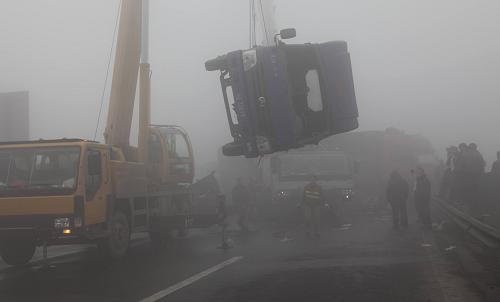 成乐高速因大雾导致连环车祸 2人死亡10多人受